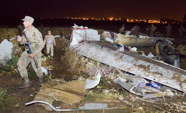 पाकिस्तान में विमान दुर्घटना, 127 लोगों की मौत