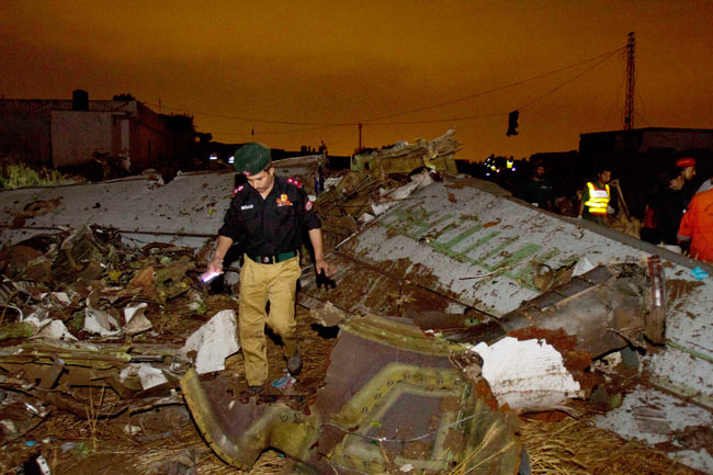 पाकिस्तान में विमान दुर्घटना, 127 लोगों की मौत