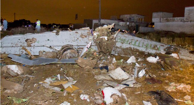 पाकिस्तान में विमान दुर्घटना, 127 लोगों की मौत