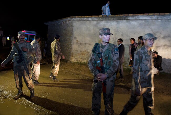 पाकिस्तान में विमान दुर्घटना, 127 लोगों की मौत