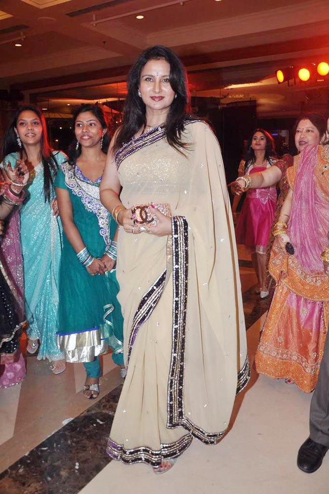 लाहिरी को सितारों ने दी शादी की बधाई | रितेश की शादी