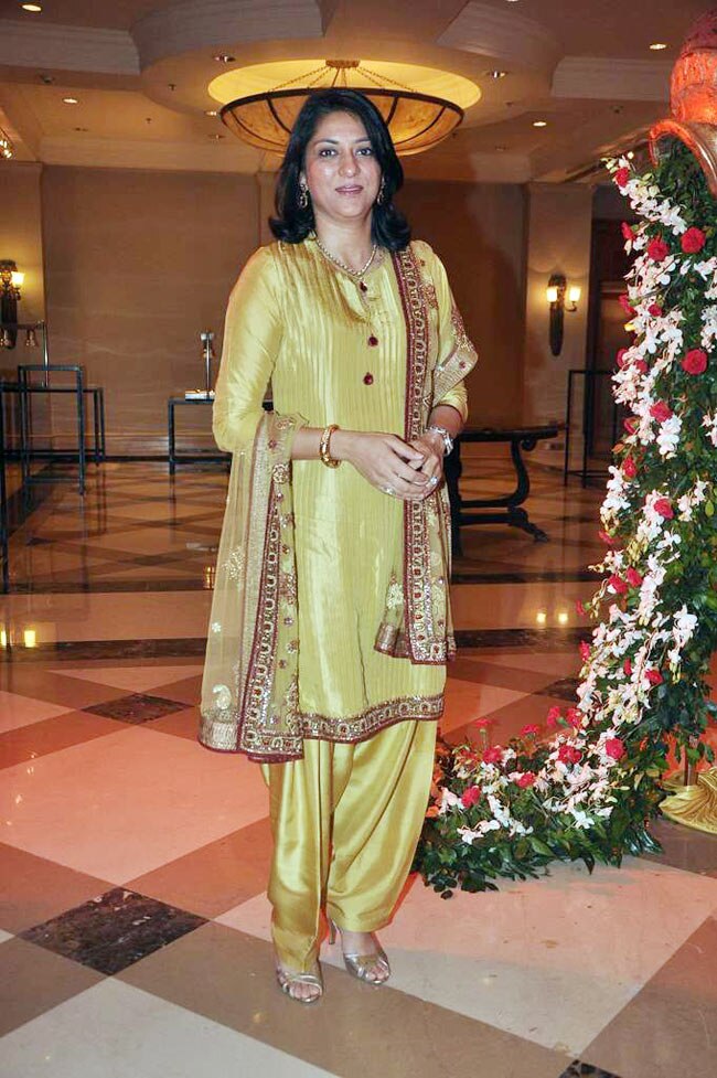 लाहिरी को सितारों ने दी शादी की बधाई | रितेश की शादी