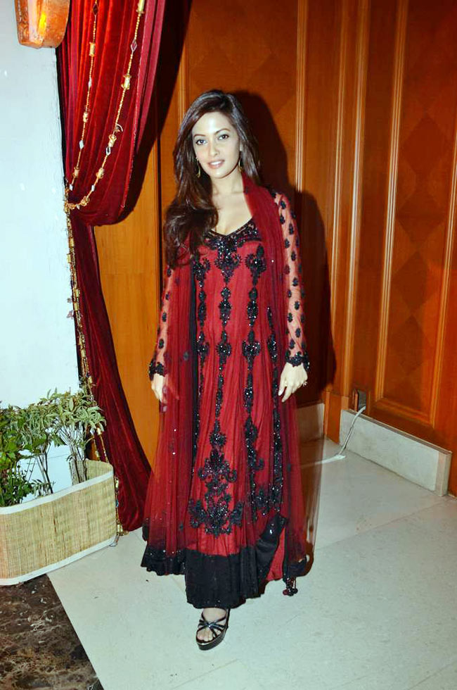 लाहिरी को सितारों ने दी शादी की बधाई | रितेश की शादी