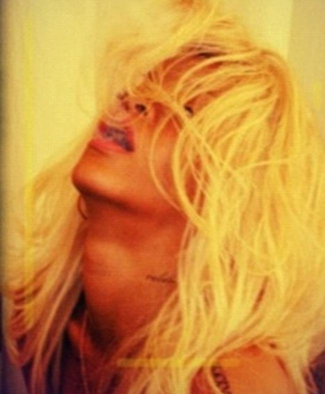 'स्क्वायर' मैगजीन के लिए टॉपलेस हुई रिहाना  | न्यूड से परहेज नहीं