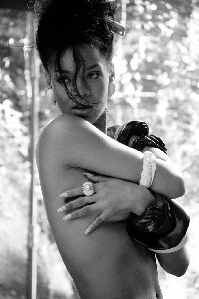 'स्क्वायर' मैगजीन के लिए टॉपलेस हुई रिहाना  | न्यूड से परहेज नहीं