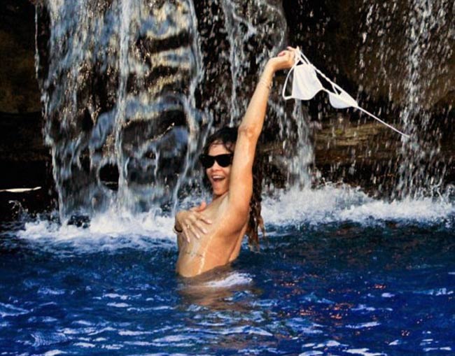 'स्क्वायर' मैगजीन के लिए टॉपलेस हुई रिहाना  | न्यूड से परहेज नहीं