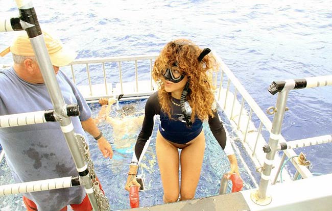 'स्क्वायर' मैगजीन के लिए टॉपलेस हुई रिहाना  | न्यूड से परहेज नहीं