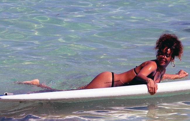 'स्क्वायर' मैगजीन के लिए टॉपलेस हुई रिहाना  | न्यूड से परहेज नहीं