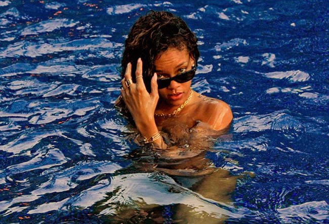 'स्क्वायर' मैगजीन के लिए टॉपलेस हुई रिहाना  | न्यूड से परहेज नहीं