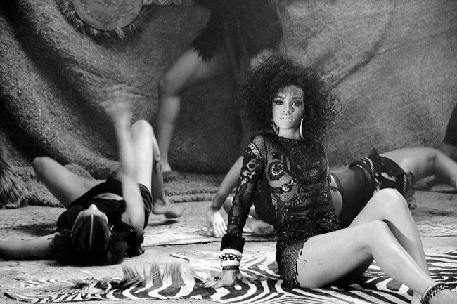 'स्क्वायर' मैगजीन के लिए टॉपलेस हुई रिहाना  | न्यूड से परहेज नहीं