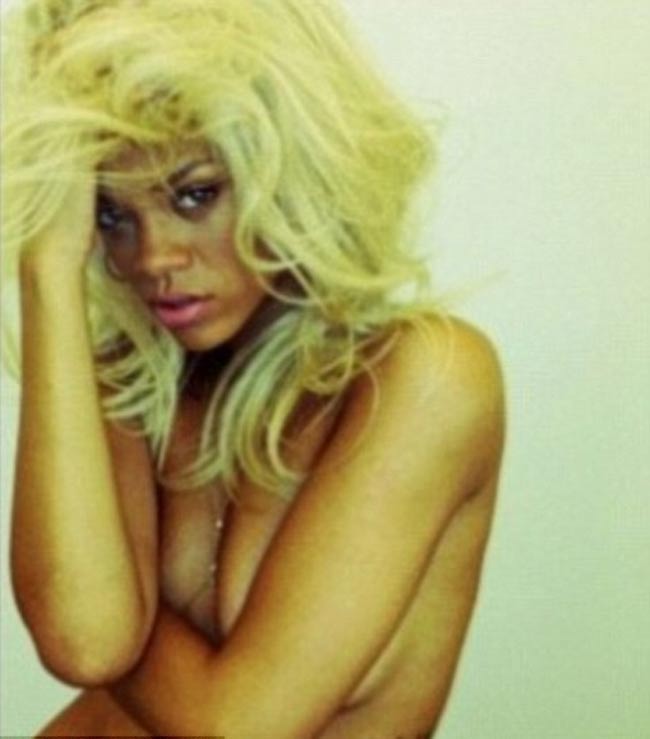 'स्क्वायर' मैगजीन के लिए टॉपलेस हुई रिहाना  | न्यूड से परहेज नहीं