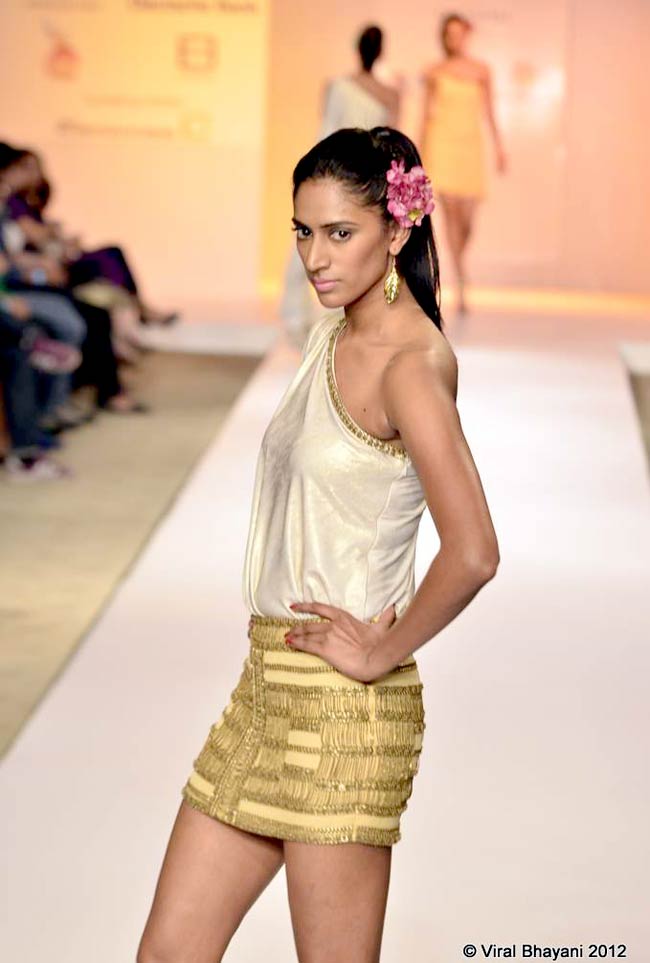 पुणे फैशन वीक 2012 में हुस्न का तड़का | बॉलीवुड परियां