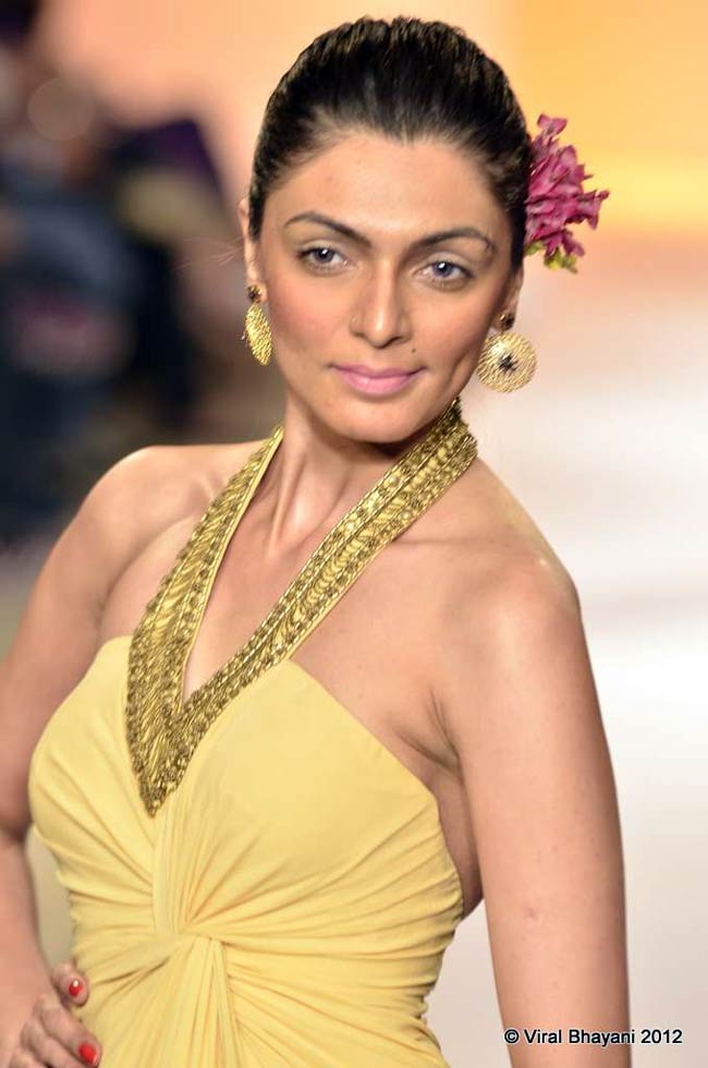 पुणे फैशन वीक 2012 में हुस्न का तड़का | बॉलीवुड परियां