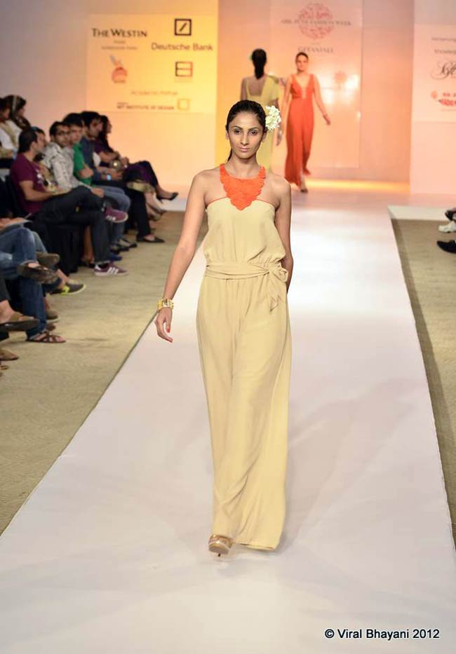 पुणे फैशन वीक 2012 में हुस्न का तड़का | बॉलीवुड परियां