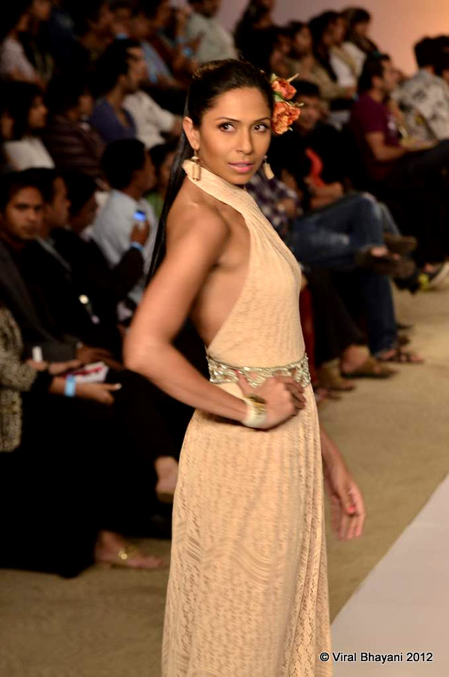 पुणे फैशन वीक 2012 में हुस्न का तड़का | बॉलीवुड परियां