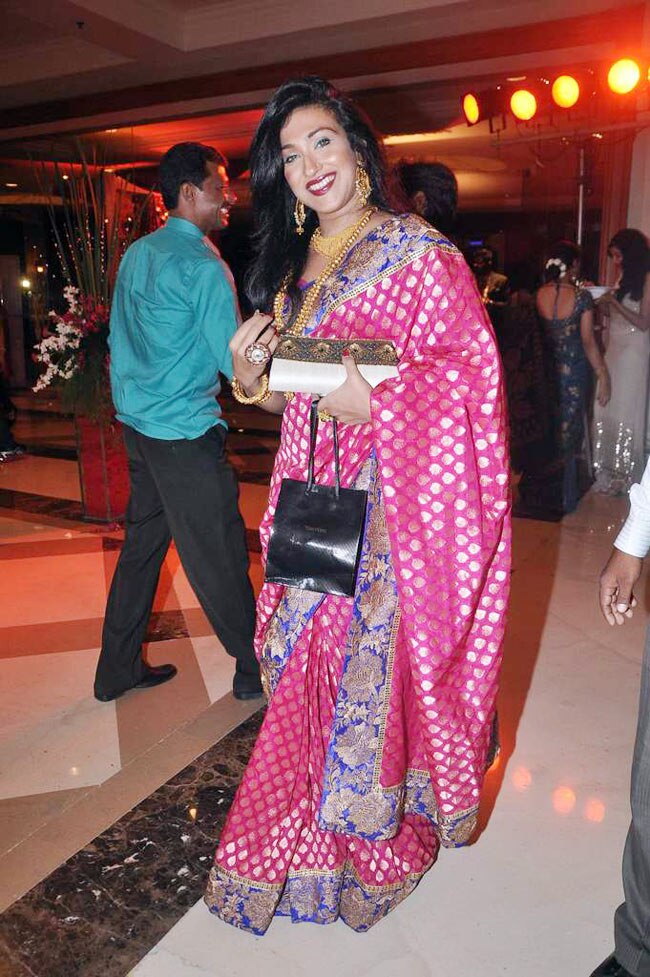 लाहिरी को सितारों ने दी शादी की बधाई | रितेश की शादी