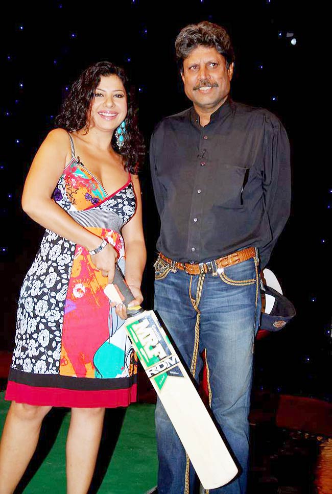 आइटम गर्ल्‍स और क्रिकेट का 'ऊ ला ला' | राखी के ढेरों रूप