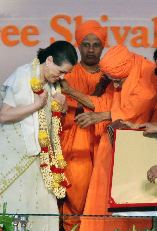 कर्नाटक दौरे पर सोनिया गांधी