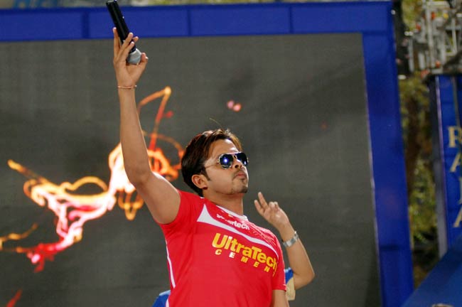 'रॉकिंग' श्रीसंत और चीयरलीडर्सः ये है तमाशा क्रिकेट