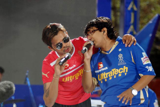 'रॉकिंग' श्रीसंत और चीयरलीडर्सः ये है तमाशा क्रिकेट