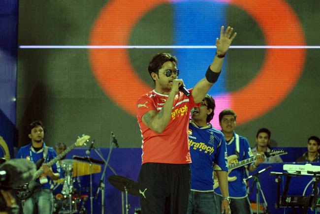 'रॉकिंग' श्रीसंत और चीयरलीडर्सः ये है तमाशा क्रिकेट