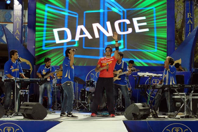 'रॉकिंग' श्रीसंत और चीयरलीडर्सः ये है तमाशा क्रिकेट