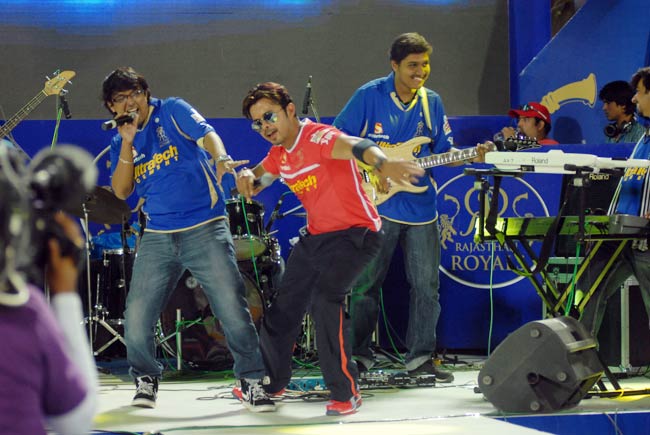 'रॉकिंग' श्रीसंत और चीयरलीडर्सः ये है तमाशा क्रिकेट