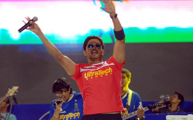 'रॉकिंग' श्रीसंत और चीयरलीडर्सः ये है तमाशा क्रिकेट