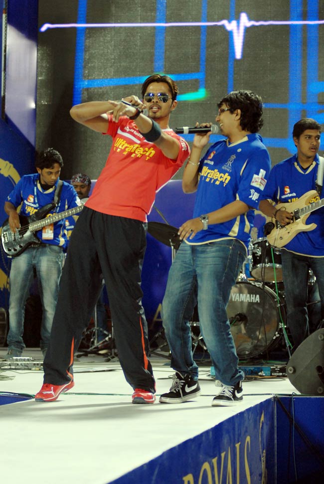 'रॉकिंग' श्रीसंत और चीयरलीडर्सः ये है तमाशा क्रिकेट