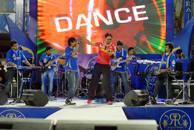 'रॉकिंग' श्रीसंत और चीयरलीडर्सः ये है तमाशा क्रिकेट