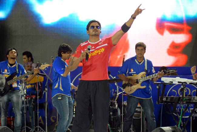 'रॉकिंग' श्रीसंत और चीयरलीडर्सः ये है तमाशा क्रिकेट