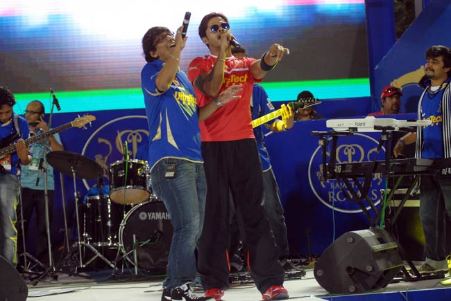 'रॉकिंग' श्रीसंत और चीयरलीडर्सः ये है तमाशा क्रिकेट