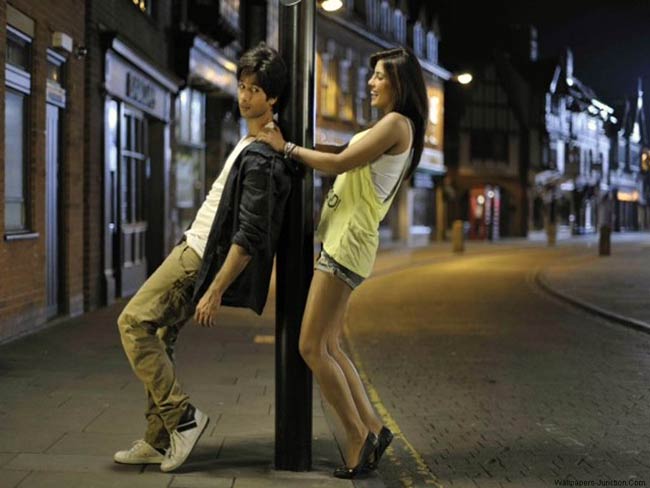 प्रियंका चोपड़ा और उनके co-stars   | प्रियंका से हुआ Ooops