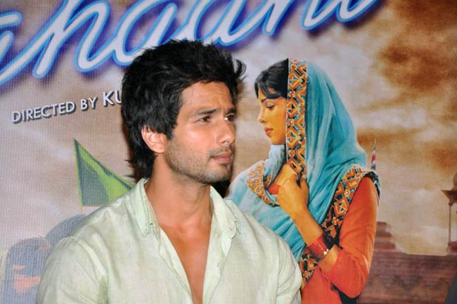 'तेरी मेरी कहानी' का ट्रेलर रिलीज | प्रियंका से हुआ Ooops