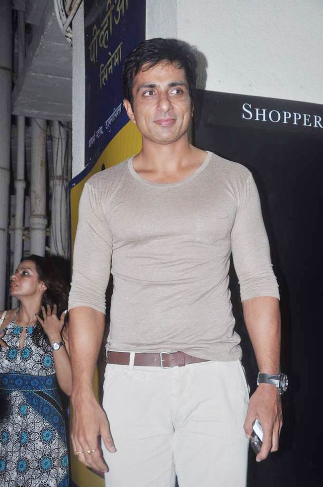 'विकी डोनर' की स्पेशल स्क्रीनिंग पर सितारे | रैंप पर सितारे