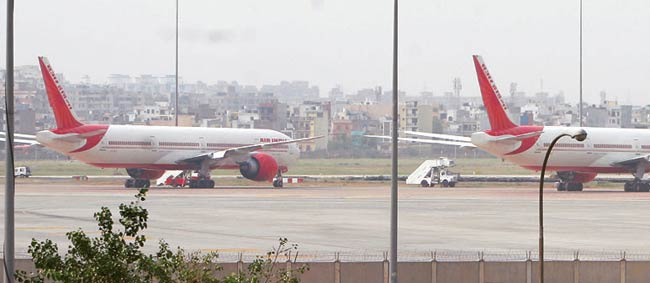 एयर इंडिया पायलटों की हड़ताल से हवाई यात्री 'बेहाल'