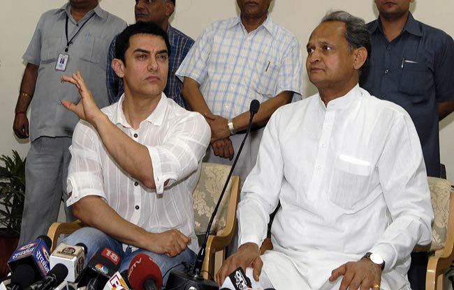 गहलोत से मिले आमिर, भ्रूण हत्या पर चर्चा | 'सत्यमेव जयते' की धूम