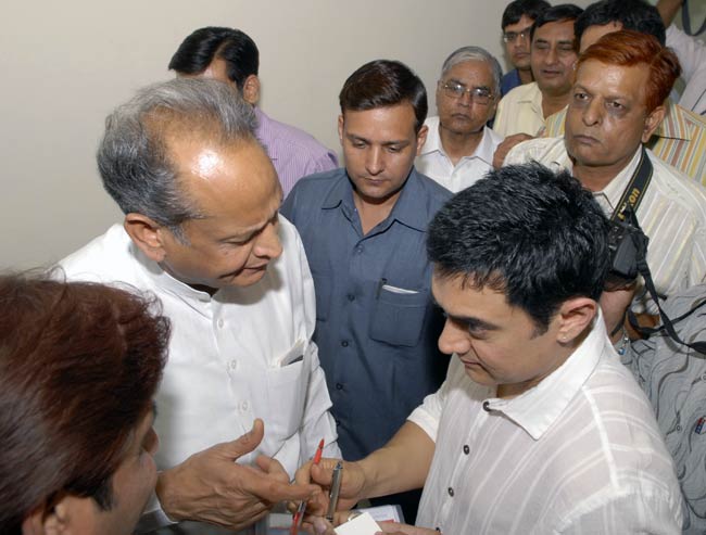 गहलोत से मिले आमिर, भ्रूण हत्या पर चर्चा | 'सत्यमेव जयते' की धूम