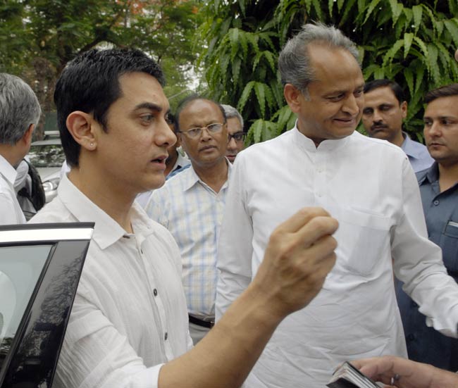 गहलोत से मिले आमिर, भ्रूण हत्या पर चर्चा | 'सत्यमेव जयते' की धूम