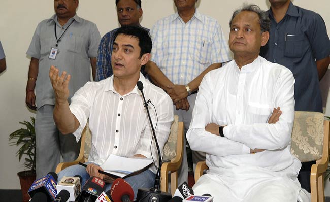 गहलोत से मिले आमिर, भ्रूण हत्या पर चर्चा | 'सत्यमेव जयते' की धूम