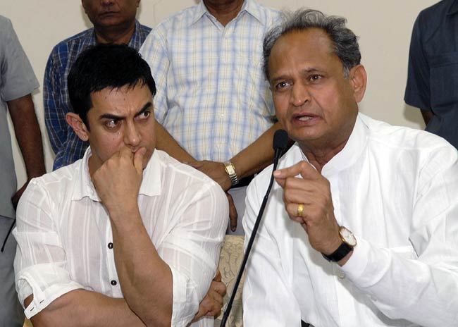 गहलोत से मिले आमिर, भ्रूण हत्या पर चर्चा | 'सत्यमेव जयते' की धूम