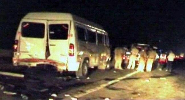 मुंबई: बस-ट्रक में भिड़ंत, 27 बारातियों की मौत