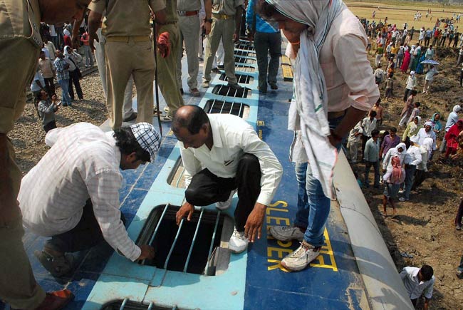 यूपी: जौनपुर में दून एक्‍सप्रेस दुर्घटनाग्रस्‍त, 7 की मौत