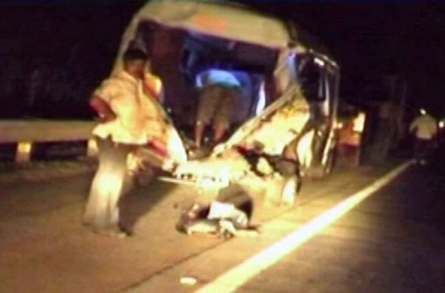 मुंबई: बस-ट्रक में भिड़ंत, 27 बारातियों की मौत