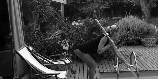 विज्ञापन के लिए मॉडल बार रफेली हुई न्‍यूड | बिकनी मॉडल्‍स