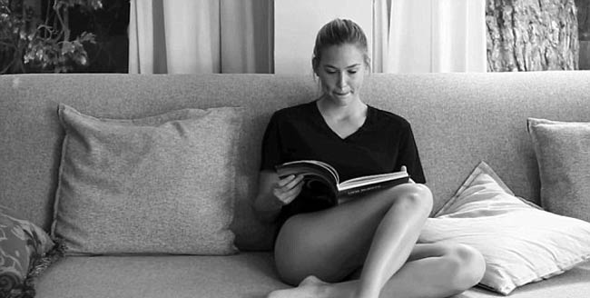 विज्ञापन के लिए मॉडल बार रफेली हुई न्‍यूड | बिकनी मॉडल्‍स