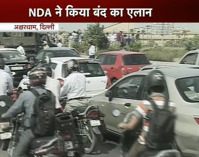 महंगे पेट्रोल के खिलाफ भारत बंद की तस्वीरें | पढ़ें