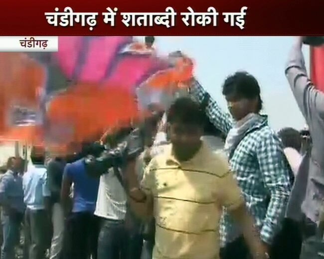 महंगे पेट्रोल के खिलाफ भारत बंद की तस्वीरें | पढ़ें