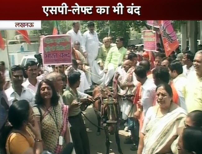 महंगे पेट्रोल के खिलाफ भारत बंद की तस्वीरें | पढ़ें