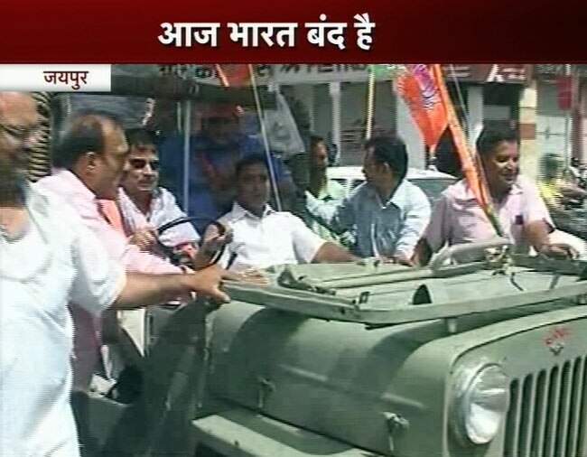 महंगे पेट्रोल के खिलाफ भारत बंद की तस्वीरें | पढ़ें
